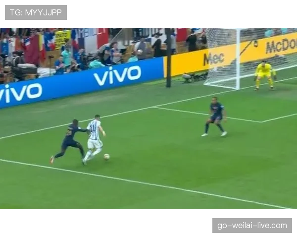 假动作规则：点球起跑完成后再做属违例，场上其他假动作合法